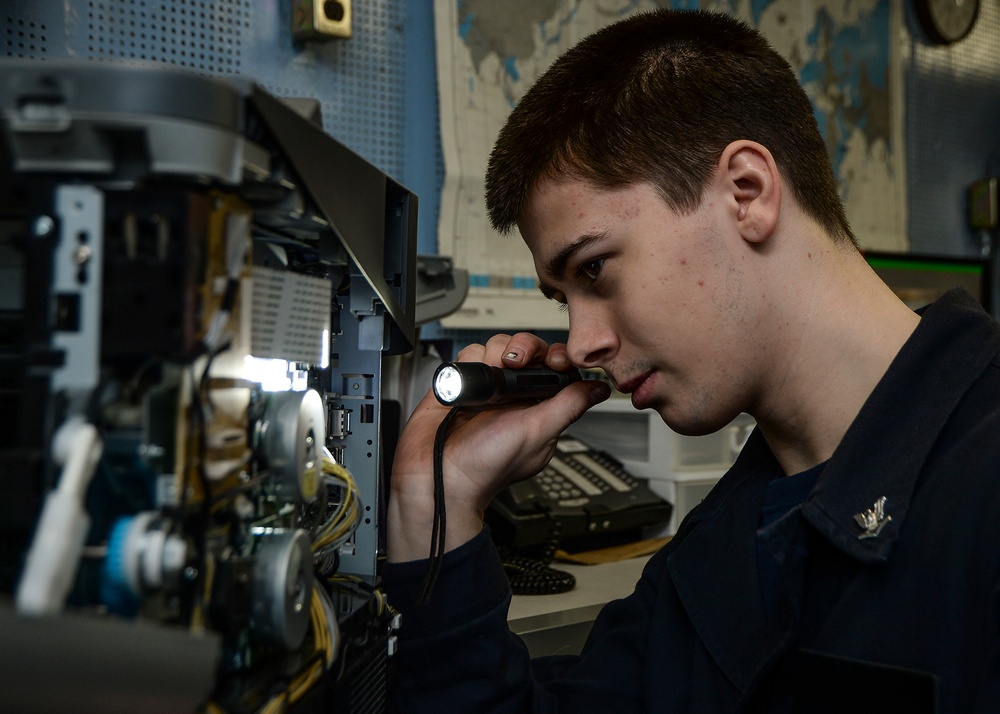 DVIDS Images USS Makin Island Sailor Conducts Maintenance Image 3