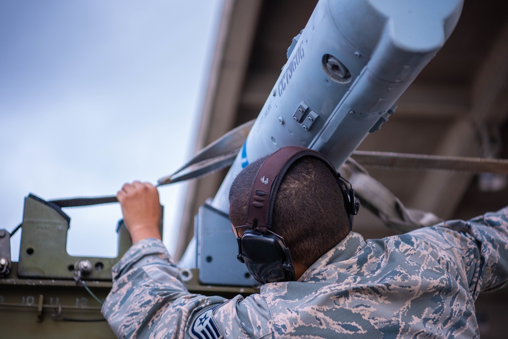 DVIDS Images Faceoff 67th And 44th AMU Compete In A Weapon Load