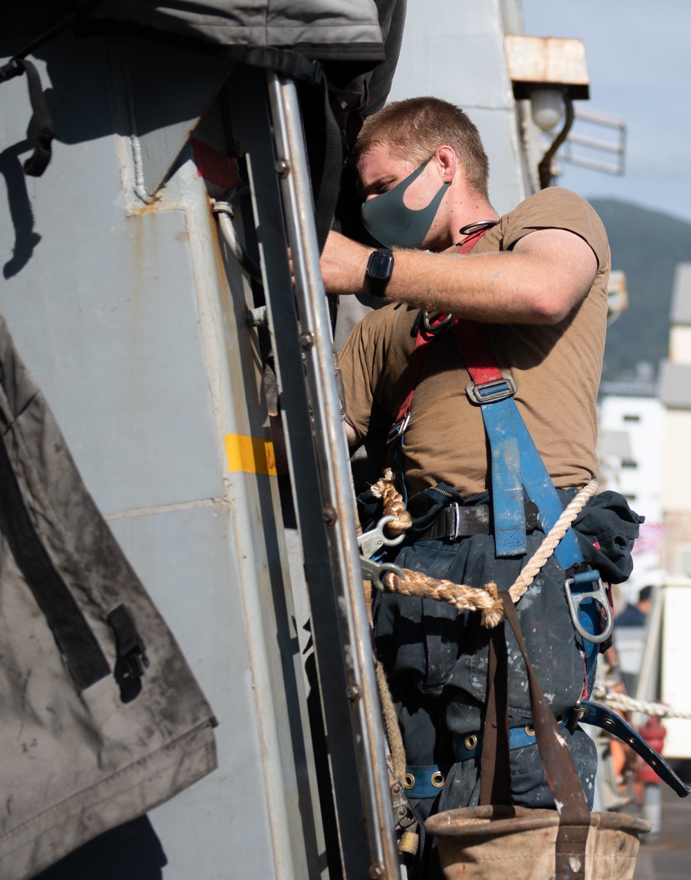 Dvids Images Barry Sailor Conducts Maintenance Image Of