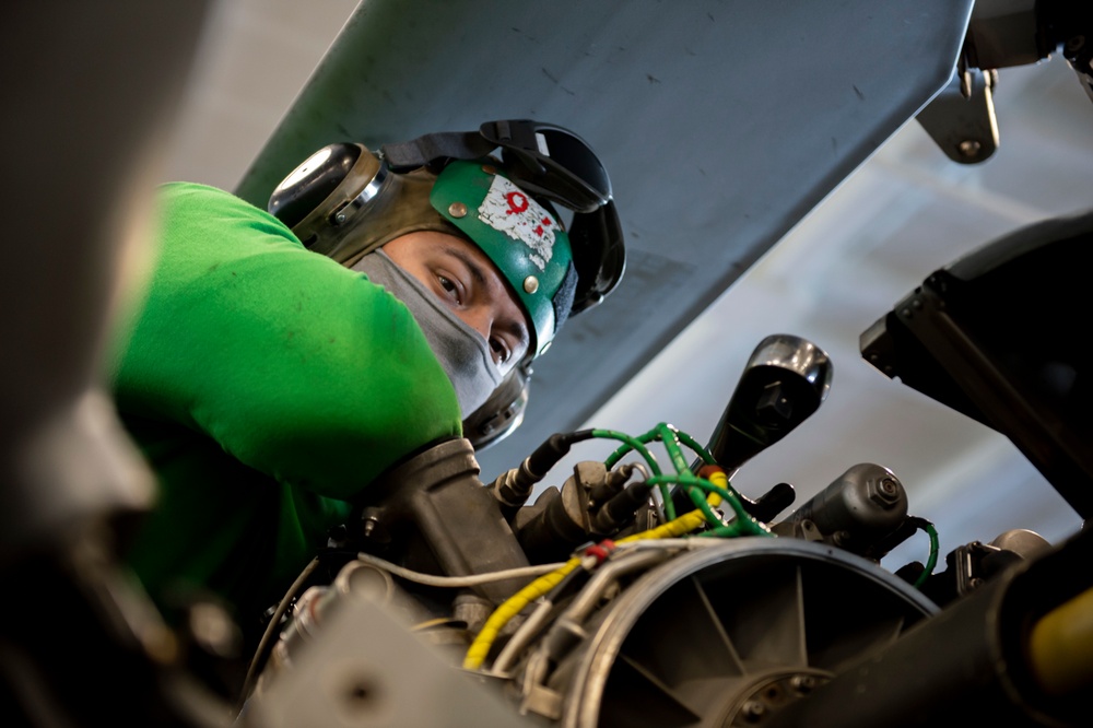 DVIDS Images USS Carl Vinson CVN 70 Sailor Performs MH 60S Sea