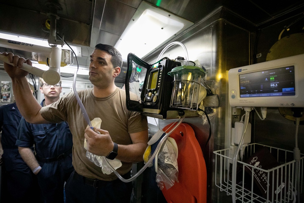 Dvids Images Uss Sioux City Sailor Holds Emrt Training Image Of