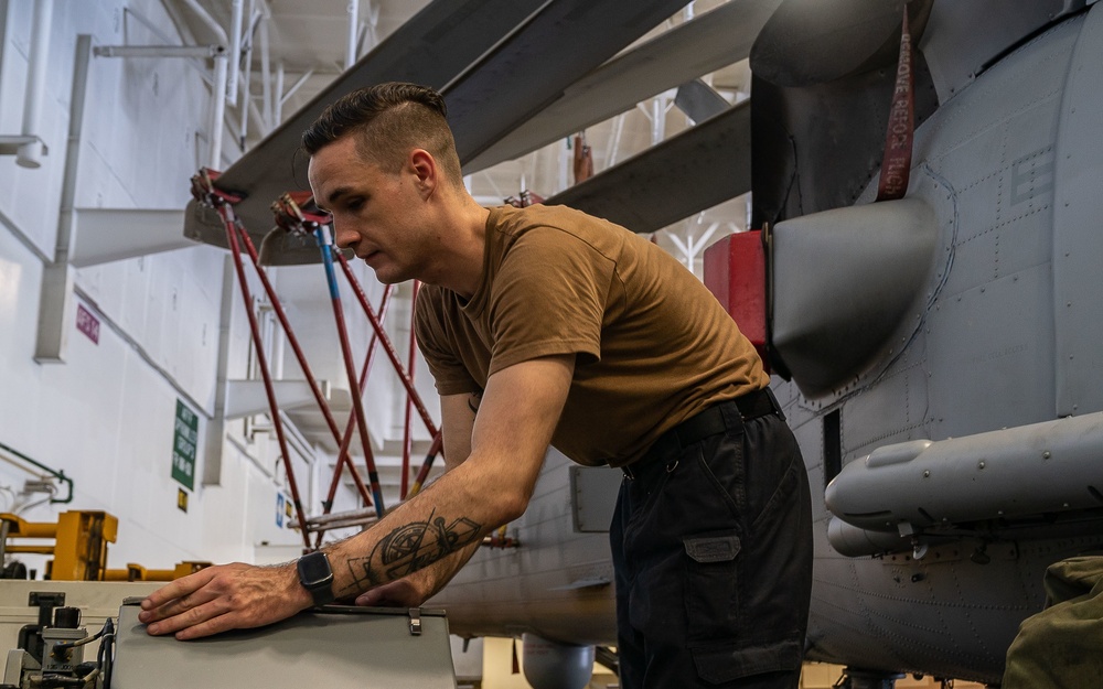 DVIDS Images USS Carl Vinson CVN 70 Sailor Conducts Maintenance