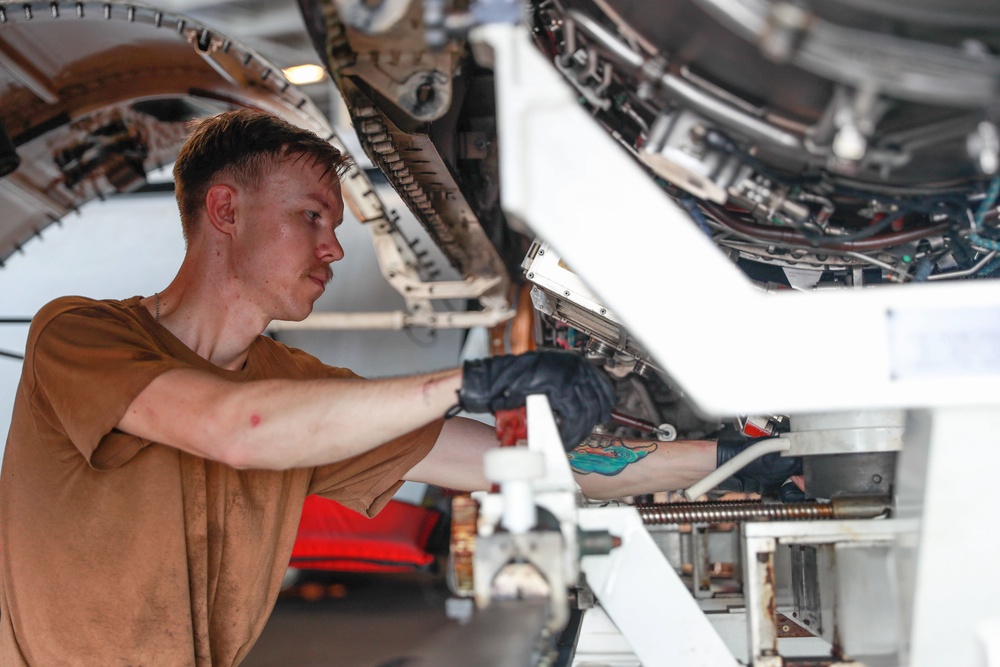 Dvids Images Abraham Lincoln Sailor Conducts Aircraft Maintenance