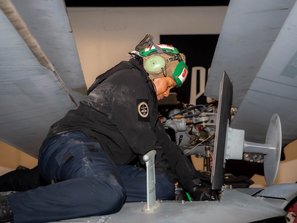 DVIDS Images USS Carl Vinson CVN Sailors Performs Maintenance