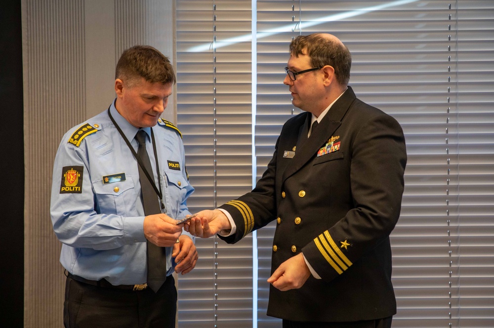 Dvids Images Commanding Officer Of Uss Gunston Hall Lsd Visits