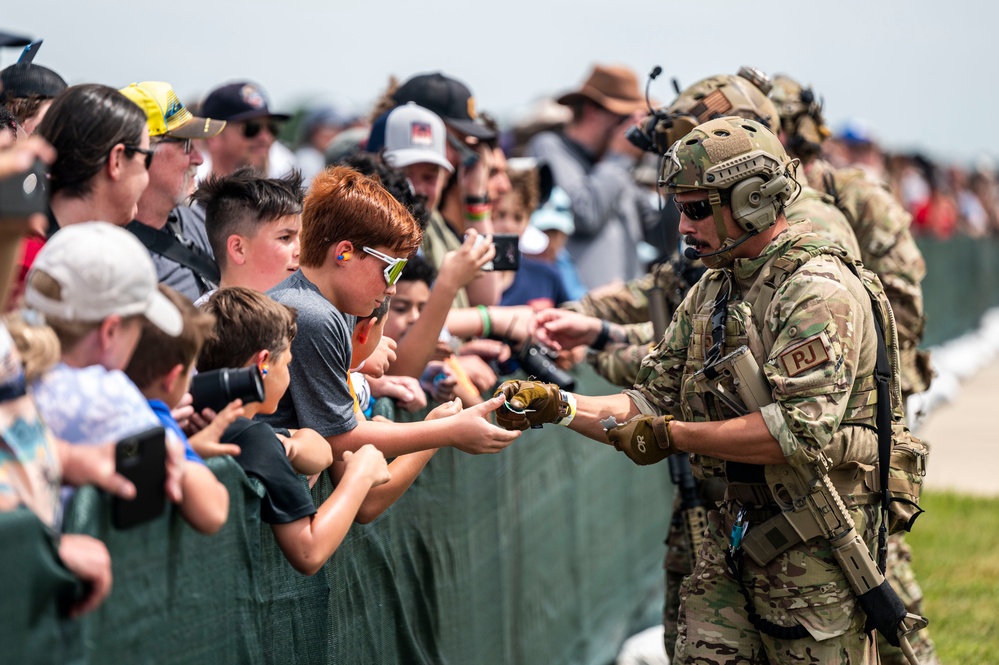 Dvids Images Pararescue Jumpers Perform A Rescue Demonstration At