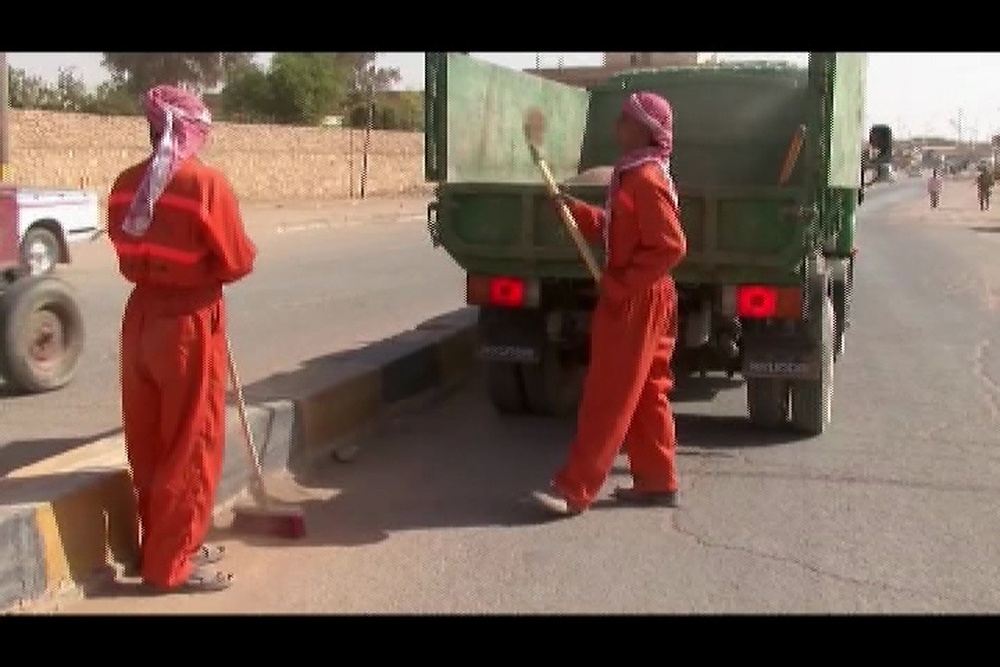 DVIDS - Video - Iraqis Clean the Streets of Ar Rutbah