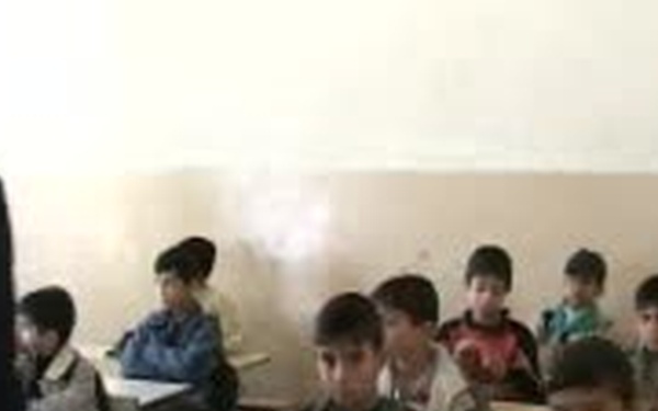 Mosul Police Distribute Supplies to School Children