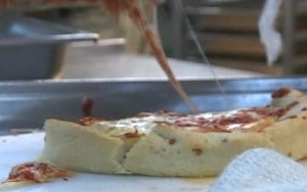 Pizza From Chicago Delivered to Soldiers in Iraq