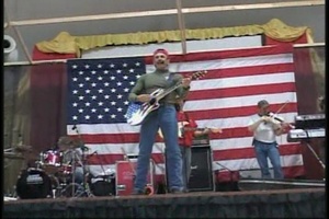 Aaron Tippin Sings for Soldiers