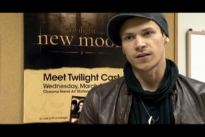 Daily News Update: New Moon Cast Members Visit