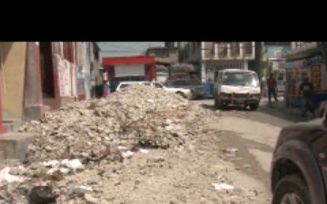 Haitians Clear Earthquake Rubble