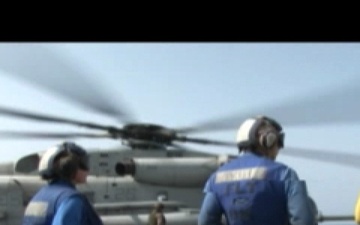 Aviation Boatswain's Mates Remove Chains from CH-53E