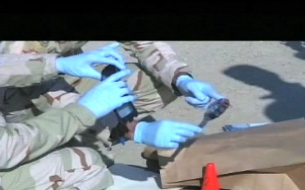 Iraqi Soldiers Complete an EOD Course