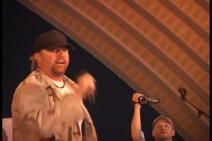 Soldiers Relax At Keith Concert