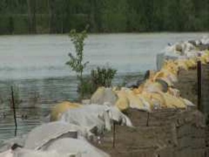 B-Roll, Corps and Guard Monitor and Shore Up Levee Protection for Bismarck, ND