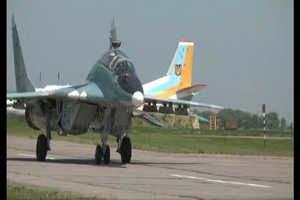 Ukrainian MIG-29 taxis past US ANG F-16