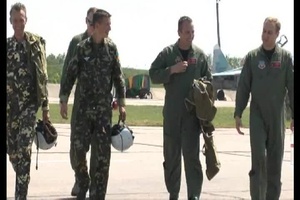 Ukraine and US pilots step to aircraft