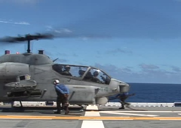 HMM 265 Flies on to the USS Essex to Complete the 31st MEU