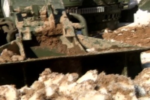 Artillery Marines fire Howitzer
