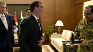 Carter Meets Leaders, Marines in Pakistan