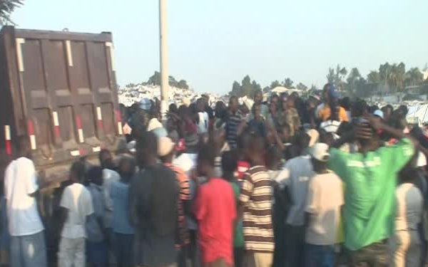 100211-G-9679C-Haiti-Water-Distribution