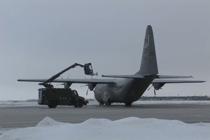 114FW De-Icing a C-130