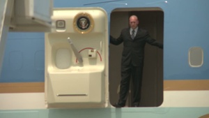 President Obama Lands at Osan Air Base