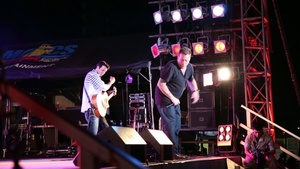 Foster Festival Smiles as Uncle Kracker Sings Follow Me