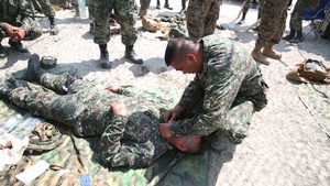 Philippine Marines, U.S. corspmen train to save lives