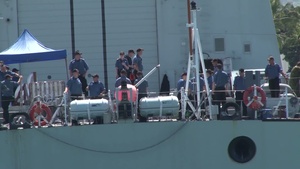 HMCS Calgary moors alongside USS Rodney M. Davis