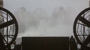 Landing Craft Aircraft Cushioned(LCAC) depart the USS Kearsarge