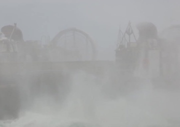 Landing Craft Aircraft Cushioned(LCAC) depart the USS Kearsarge