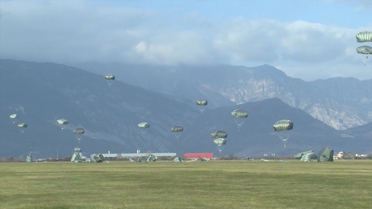 DVIDS - Images - Airborne operation at Juliet Drop Zone in Pordenone,  Italy, Jan. 13 [Image 13 of 15]