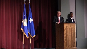Lee Corso Speaks to Airmen