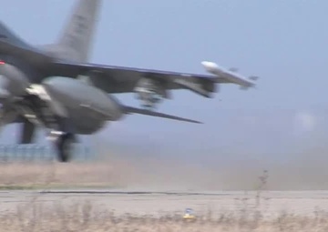 Pilots Share Experiences During Dacian Warhawk