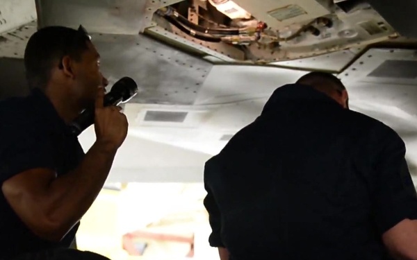 Raw Footage: F-22 Crew Chiefs Performing Maintenance on the Flightline at Tyndall AFB