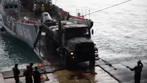 LCU Offloads Supplies for Saipan