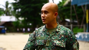 US Marines Share Lunch with Filipino Locals