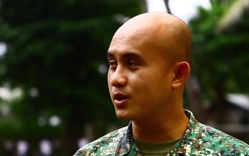 US Marines Share Lunch with Filipino Locals