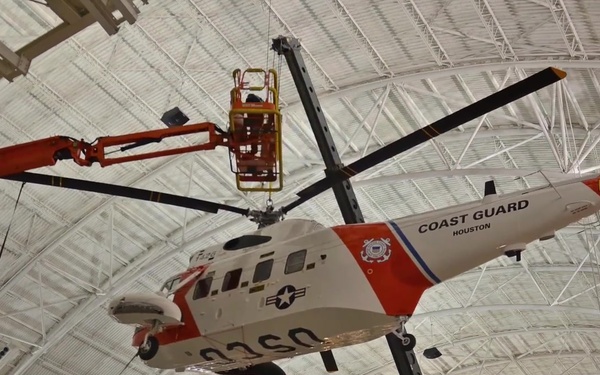 Time lapse of Coast Guard helicopter being added to Smithsonian collection