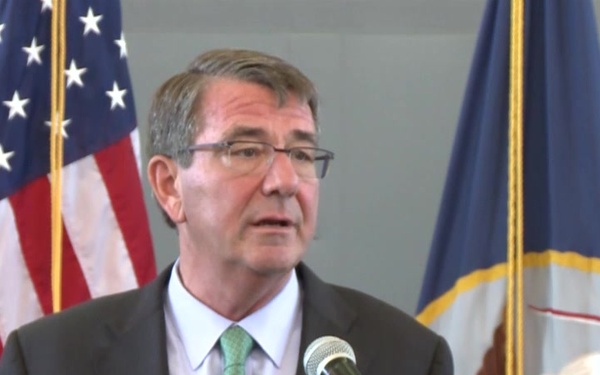 Carter Speaks with Service Members