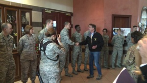 Carter has lunch with Aviano AB troops