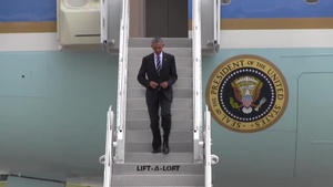 POTUS arrives at the 171st enroute to confrence in Pittsburgh, Pennsylvania