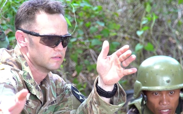 Philippine, U.S. military members learn recon techniques together (Broll)