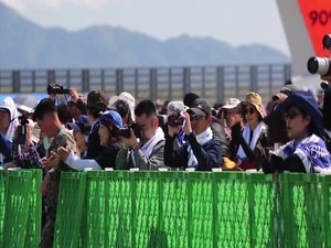 Golden Knights show off their jump skills in Iwakuni for Friendship Day (Package/Pkg)