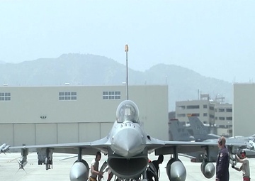 Pacific Air Forces’ F-16 Demonstration Team Lands in Iwakuni Airfield for Hot Pit Refueling (Package/Pkg)