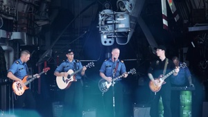 Nous sommes l’OTAN – Le guitariste canadien (With Subtitles)