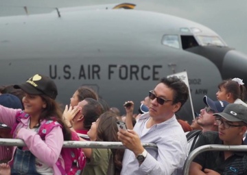U.S. Air Force Team Participate in Colombia Air Show 2017 (Spanish)