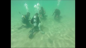 U.S. Navy Divers Conduct Dive Operations with Honduran Military Members during Southern Partnership Station 17